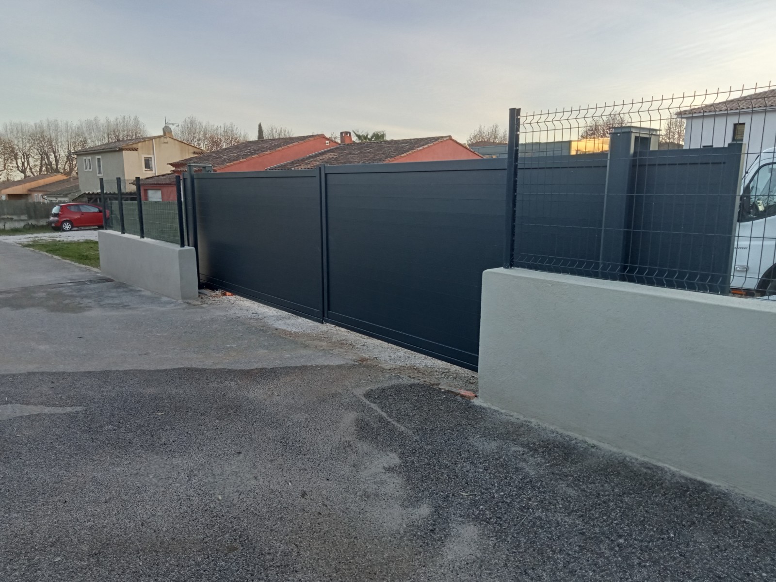 Création d'un mur de clôture et pose d'un portail 