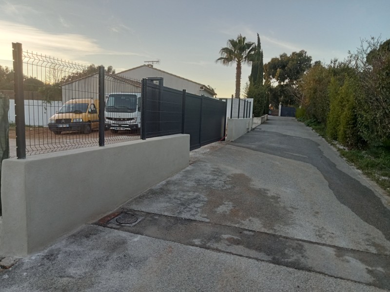 Création d'un mur de clôture et pose d'un portail 