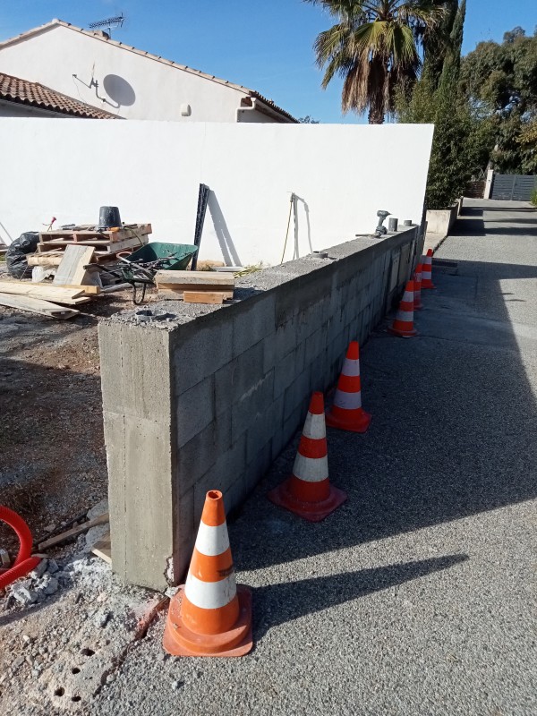 Création d'un mur de clôture et pose d'un portail 